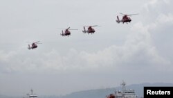 台湾海巡船与内政部的空中勤务总队2015年在高雄外海举行演习。 (路透社照片)