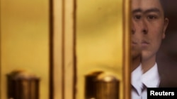 当全国人大代表在北京人大会堂就修宪案进行投票时,一名保安在门外执勤。(2018年3月11日)