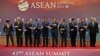 2023年9月5日在印度尼西亚雅加达举办的东南亚国家联盟 (ASEAN) 峰会开始前，领导人手拉着手拍全家福。（路透社图片）