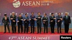 2023年9月5日在印度尼西亚雅加达举办的东南亚国家联盟 (ASEAN) 峰会开始前,领导人手拉着手拍全家福。(路透社图片)