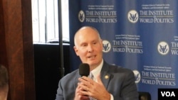 美国国会众议院中共问题特设委员会主席约翰·穆勒纳尔2025年2月11日出席世界政治学院活动,讨论美国如何应对中国挑战。(美国之音记者李逸华拍摄)