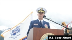 时任美国海警队少将的亚伯(Daniel Abel)2014年6月12日访问阿拉斯加(美国海警队照片)