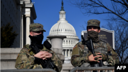 资料照片:美国国民警卫队士兵在美国国会大厦提供安全保卫。(2021年1月14日)