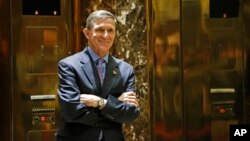 被当选总统唐纳德·川普(Donald Trump)提名担任新一任国家安全顾问的退役中将迈克尔·弗林(Michael Flynn)抵达川普大楼(2016年12月12日)