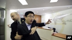 2月28号,自称“中国独立学者杜建国”的男子在世界银行行长罗伯特·佐利克在北京举行的记者会上抗议,被保安送出会场