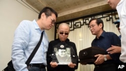 已故诺贝尔和平奖得主刘晓波的遗孀刘霞手持刘晓波的遗照。(2017年7月15日)