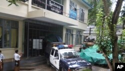 ရန်ကုန်မြို့ မရမ်းကုန်းမြို့နယ် တရားရုံးမှာ စီရင်ချက်ချပြီး ကနေဒါနိုင်ငံသား တရားဟောဆရာဒေးဗစ်လားကို ရဲကားနဲ့ ခေါ်ဆောင်သွားတဲ့ မြင်ကွင်း။ (သြဂုတ် ၀၆၊ ၂၀၂၀)