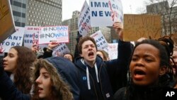 2017年2月7日,纽约市的高中生和大学生举行集会,反对川普的旅行禁令。