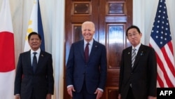 4月11日,在白宫的三边峰会前,美国总统拜登、日本首相岸田文雄和菲律宾总统小马科斯对媒体发表讲话。