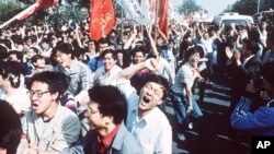 中国大学生1989年春季在北京街头参加要求中共进行民主改革的运动。