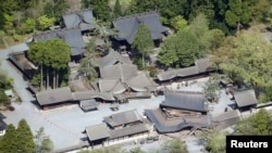 日本南部熊本县阿苏市的文化遗产古迹阿苏神社的部分建筑物在地震中被震塌 (2016年4月16日)