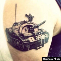 两年前,巴丢草将“坦克人”的形象刺在他的右臂上,希望能不忘作画初心。(巴丢草提供)