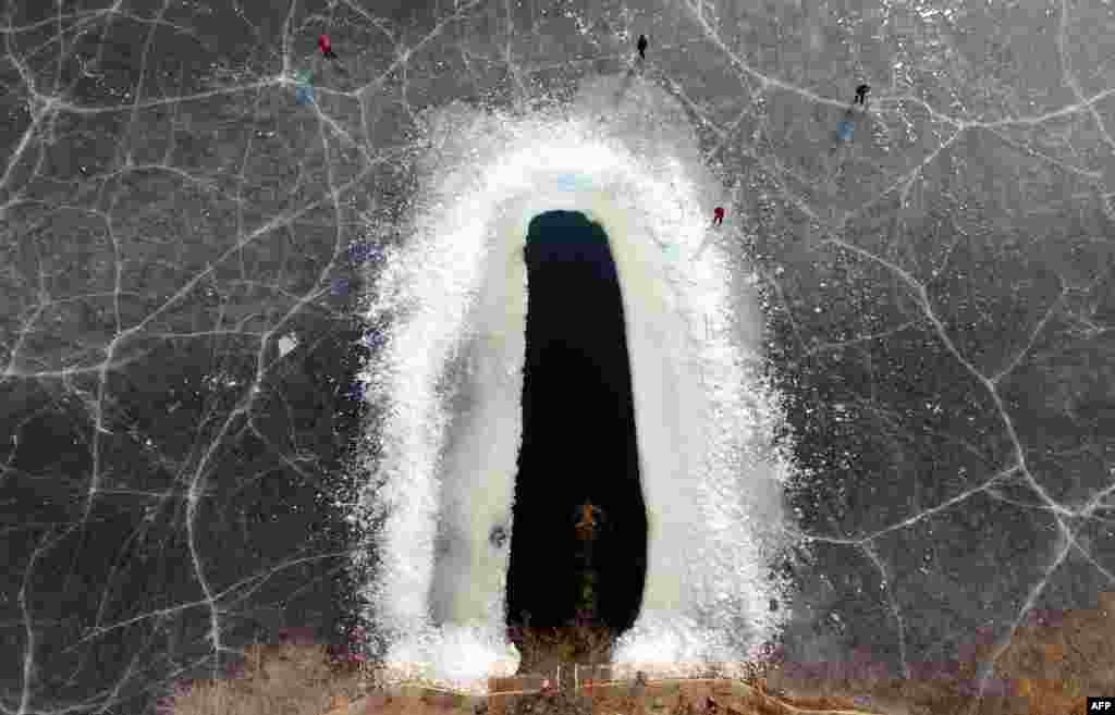 2019年1月11日,中国辽宁省沈阳的冻湖上开出了游泳池,有人冬泳。