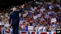 共和党总统候选人川普在抵达位于卡罗来纳州威尔明顿的北卡罗来纳大学的竞选集会时向人群招手致意(2016年8月9日)