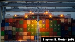 资料照片:停靠在乔治亚州萨凡纳港的集装箱货轮。(2021年9月29日)