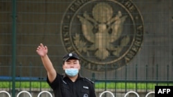 美国驻北京大使馆外的一名中国保安在做手势。(2020年9月12日)