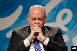 福特公司首席执行官吉姆·哈克特在密西根州迪尔伯恩举行的记者会上回答问题。(2017年5月22日)