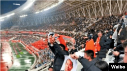 2月11日,山东泰山在济南奥林匹克体育中心主场迎战韩国光州足球俱乐部,有中国球迷向着韩国球迷高举全斗焕的照片,被视为是对“光州事件”历史惨剧的嘲弄及挑衅行为。(取自微博)