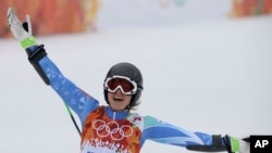 斯洛文尼亚滑雪女将马泽在女子高山滑雪大回转项目比赛中欢呼自己的好成绩。(2014年2月18日)