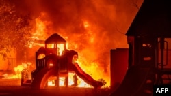 资料照片:美国洛杉矶帕萨迪纳一个街区的游乐设施被伊顿大火烧毁。(2025年1月7日)