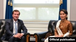 မှတ်တမ်းဓာတ်ပုံ- အမေရိကန် အောက်လွှတ်တော် နိုင်ငံခြားဆက်ဆံရေးကောာ်မတီ ဥက္ကဌ Ed Royce နဲ့ ဒေါ်အောင်ဆန်းစုကြည်တို့ ၂၀၁၆ ခုနှစ်ကတွေ့ဆုံ။