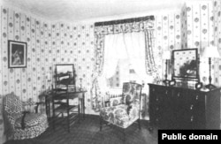 Pemandangan kamar tamu khas di Hotel Roosevelt seperti yang terlihat pada tahun 1925 dalam majalah Hotel Monthly. (Public domain, courtesy of HathiTrust)