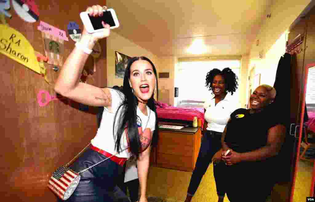 2016年大选期间,美国歌星凯蒂·佩里走访内华达大学拉斯维加斯分校的学生宿舍,为希拉里·克林顿拉票。(推特图片)