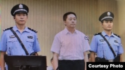 709案被控颠覆罪的勾洪国在庭审现场(天津二中院微博图片)