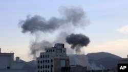 2024年10月4日,在美国军机和军舰对也门萨那的胡塞武装据点实施打击后,当地升起滚滚浓烟。