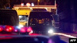 2023年11月26日,一队载有被哈马斯从加沙地带释放的以色列人质的车队抵达拉马特甘的谢巴医疗中心。(法新社)