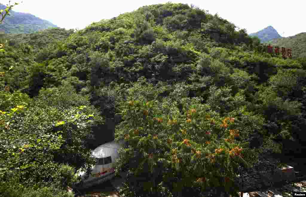 北京西郊一个山洞里的“0498”军事主题酒吧,进口处是飞机形状。这里的前身是04地下工程,被有些媒体称作是林彪集团图谋政变的秘密司令部。但是有当地人说并非如此。(2012年7月16日)