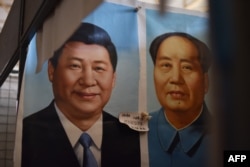 北京一个市场上的中国国家主席习近平像和毛泽东像(2017年9月19日)