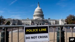 华盛顿国会大厦周边在总统大选日前拦起了警察警戒围栏。(2024年11月2日)