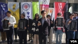 台湾学生和公民团体11月13日在台北香港经贸文化办事处前抗议港警校园暴力。台湾学生联合会理事长陈佑维在发言。 (美国之音齐勇明拍摄)
