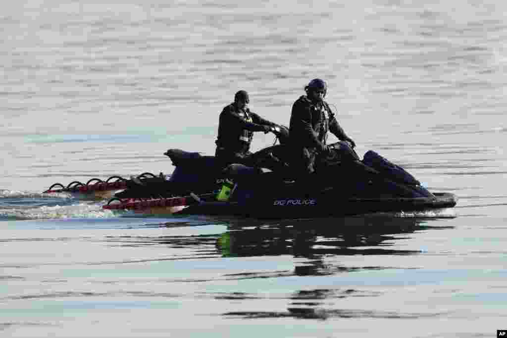 2025年1月30日,弗吉尼亚州阿灵顿,从里根华盛顿国家机场可以看到波托马克河上的现场搜救工作。