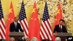 美国总统奥巴马(左)和中国国家主席习近平在北京人大会堂举行记者会 (2014年11月12日)