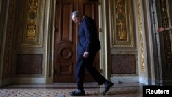 Лідер демократів у Сенаті Чак Шумер (на фото) закликав законодавців голосувати за підтримку України та заявив, що на закритому брифінгу у Конгресі США планувався і відео-виступ президента України Володимира Зеленського, 5 грудня 2023р. REUTERS/Leah Millis