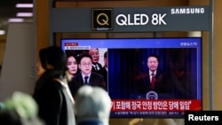 神隐三天的韩国总统尹锡悦星期六发表“对国民谈话”,为实施戒严道歉,但并未主动请辞。(路透社:2024年12月7日)