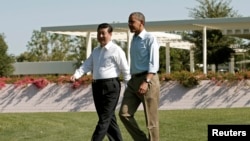 美国总统奥巴马和中国主席习近平在加州的庄园并肩而行。(2013年6月8日)