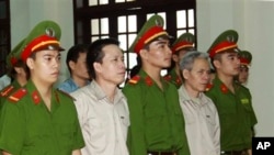 Ông Đoàn Văn Vươn (thứ nhì từ trái) và ông Đoàn Văn Sinh (thứ 4 từ trái) ra tòa ở Hải Phòng