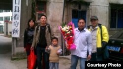 广州等地维权人士前往看守所接杨崇出狱,结果扑空(微博图片)