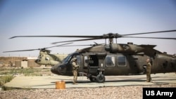 资料照片:美军第82空降师的伞兵在伊拉克和叙利亚境内进行空降训练。(2024年4月18日)