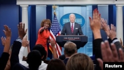 拜登在担任总统期间首次出现在白宫简报室究受记者提问。(路透社:2024年10月4日)