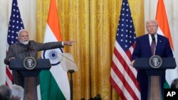 美国总统特朗普会晤印度总理莫迪,双方同意展开初步贸易谈判,以解决关税僵局。(美联社:2025年2月13日)