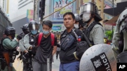 香港警察在街头逮捕抗议港版国安法的抗议者。(2020年5月24日)