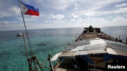 资料照:菲律宾国旗在菲律宾海军BRP Sierra Madre号舰上飘扬。自1999年以来此船一直搁浅在南沙群岛有争议的第二托马斯浅滩,中国称作仁爱礁,菲律宾称作阿云金浅滩。(2014年3月29日)