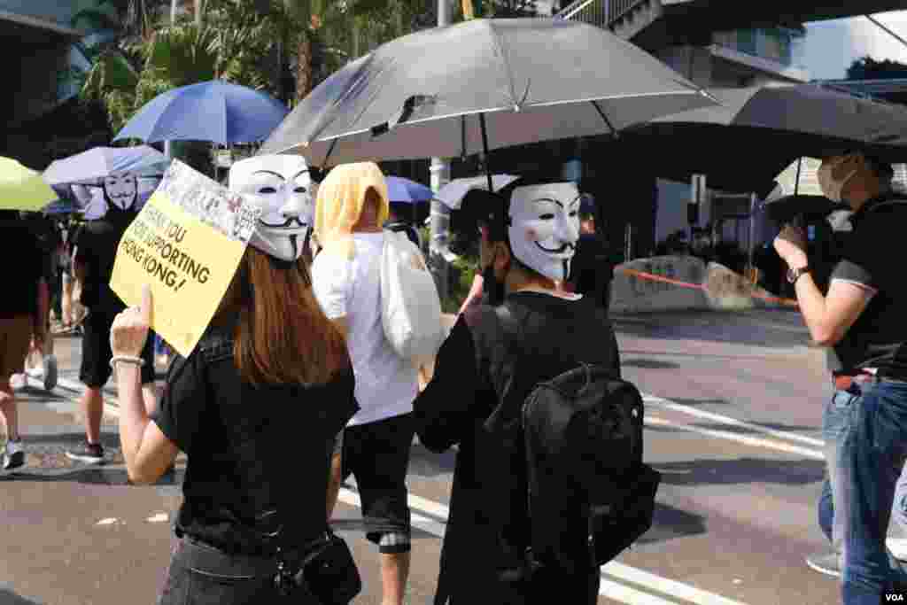 香港十一大游行从铜锣湾起步, 香港六区均有抗议活动。(2019年10月1日)