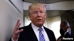 美国总统川普2017年5月13日在“空军一号”上与记者对话。