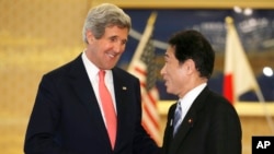 日本外务相岸田文雄(右)2013年4月14日在同美国国务卿克里(左)举行会谈之前在东京外务省宾馆迎接美国国务卿克里