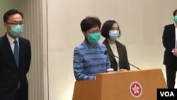 香港特首林郑月娥(左二)在周二的记者会上,没有否认一份递交给中央的报告存在。(美国之音王四维拍摄)